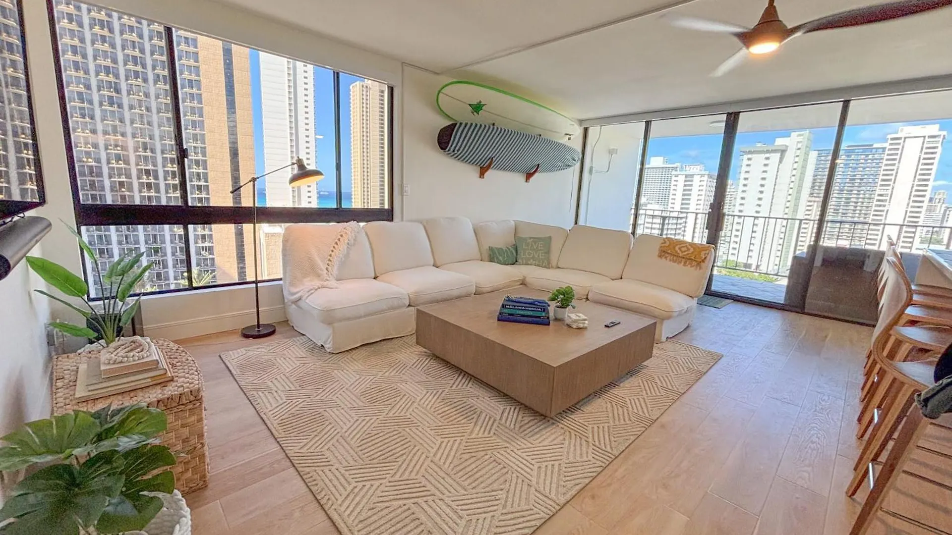 Контакты Waikiki Getaway Penthouse Suite Condo